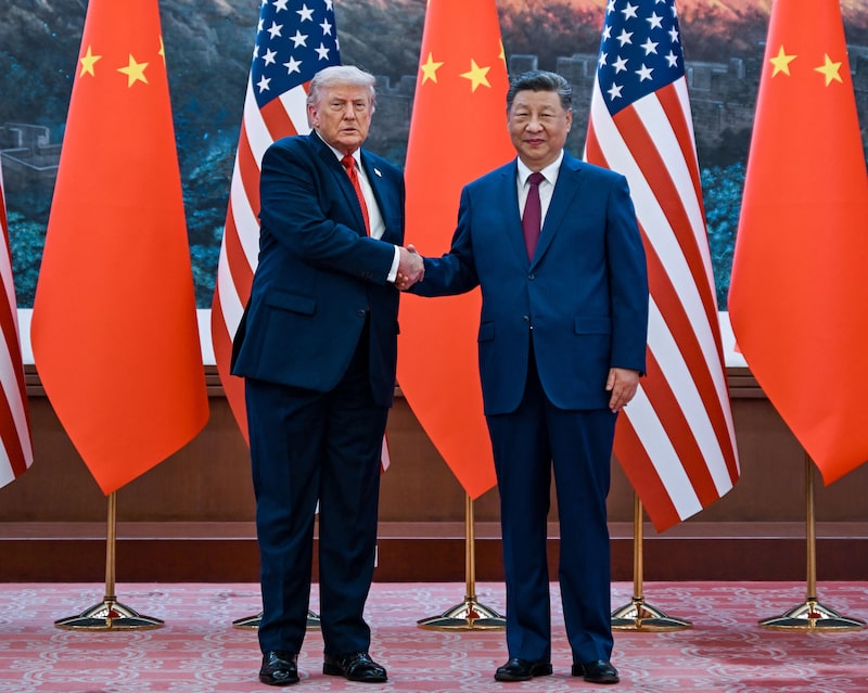 Donald Trump se da la mano con Xi Jinping en el Gran Salón del Pueblo de Pekín el 14 de mayo. Fotógrafo: Kenny Holston/Getty Images Donald Trump se da la mano con Xi Jinping en el Gran Salón del Pueblo de Pekín el 14 de mayo. Fotógrafo: Kenny Holston/Getty Images