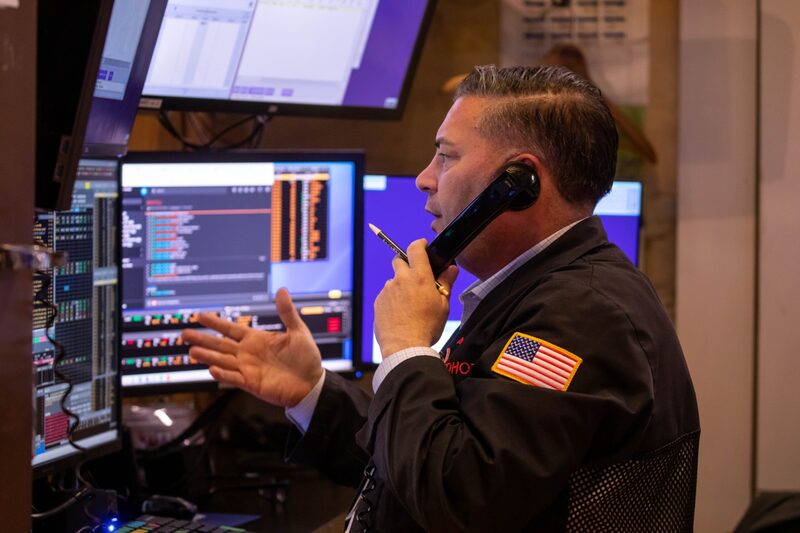 Un operador trabaja en la Bolsa de Nueva York (NYSE) en Nueva York, EE.UU., el lunes 23 de agosto de 2021. Los futuros estadounidenses subieron el lunes junto con las acciones en Europa, ya que la preocupación por la represión de la riqueza en China se desvaneció y los operadores aprovecharon la venta de la semana pasada para recoger acciones a valoraciones favorables. Un operador trabaja en la Bolsa de Nueva York (NYSE) en Nueva York, EE.UU., el lunes 23 de agosto de 2021. Los futuros estadounidenses subieron el lunes junto con las acciones en Europa, ya que la preocupación por la represión de la riqueza en China se desvaneció y los operadores aprovecharon la venta de la semana pasada para recoger acciones a valoraciones favorables.