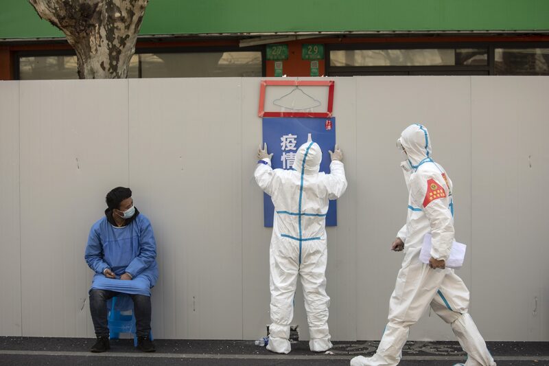 Trabalhador coloca uma placa em uma cerca em torno de um bairro fechado devido ao Covid-19 em Xangai, em 16 de março.Fotógrafo: Qilai Shen/Bloomberg Trabalhador coloca uma placa em uma cerca em torno de um bairro fechado devido ao Covid-19 em Xangai, em 16 de março.Fotógrafo: Qilai Shen/Bloomberg