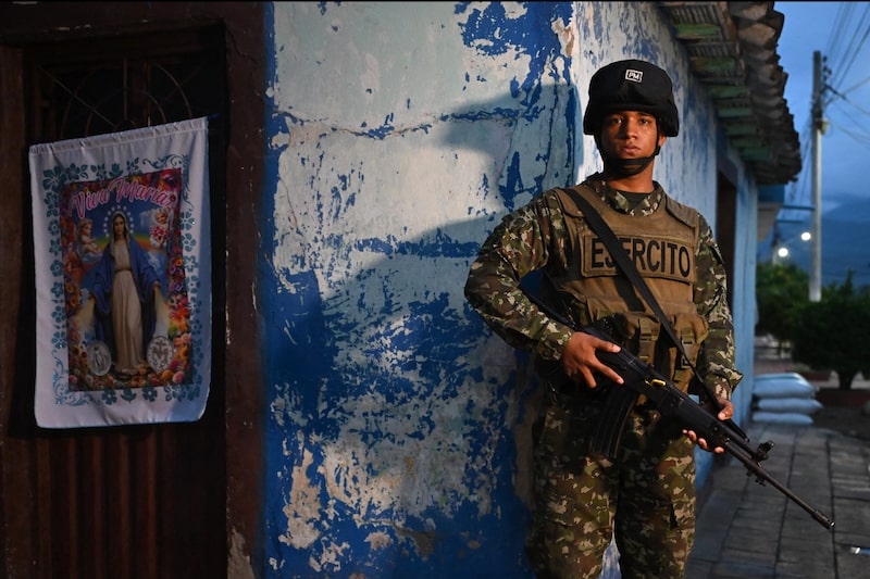 Un funcionario militar colombiano frente a una calle en Colombia. Un funcionario militar colombiano frente a una calle en Colombia.