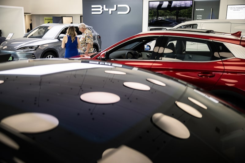 A más largo plazo, se prevé que BYD mantenga su ventaja en ventas sobre Tesla hasta 2027, antes de que el fabricante de automóviles estadounidense recupere la corona en 2028. A más largo plazo, se prevé que BYD mantenga su ventaja en ventas sobre Tesla hasta 2027, antes de que el fabricante de automóviles estadounidense recupere la corona en 2028.