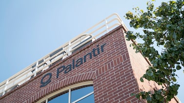 Acciones de Palantir se disparan tras elevar sus previsiones de ingresos y ganancias Acciones de Palantir se disparan tras elevar sus previsiones de ingresos y ganancias