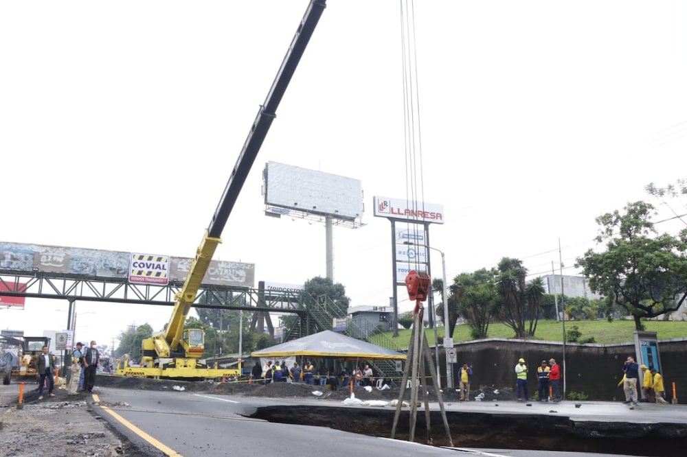 Entidades del Gobierno de Guatemala están realizando estudios de campo para solucionar la problemática derivada del agujero registrado en el Kilómetro 15 de la ruta al Pacífico. Entidades del Gobierno de Guatemala están realizando estudios de campo para solucionar la problemática derivada del agujero registrado en el Kilómetro 15 de la ruta al Pacífico.