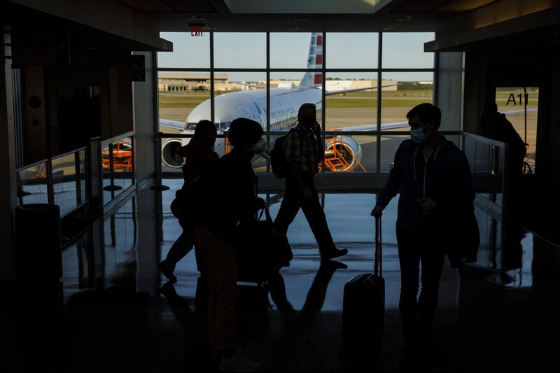 Pasajeros pasan frente a un avión de American Airlines Group Inc. en el Aeropuerto Internacional de Tulsa (TUL) en Tulsa, Oklahoma, Estados Unidos, el jueves 1 de octubre de 2020. Fotógrafo: Patrick T. Fallon/Bloomberg Pasajeros pasan frente a un avión de American Airlines Group Inc. en el Aeropuerto Internacional de Tulsa (TUL) en Tulsa, Oklahoma, Estados Unidos, el jueves 1 de octubre de 2020. Fotógrafo: Patrick T. Fallon/Bloomberg