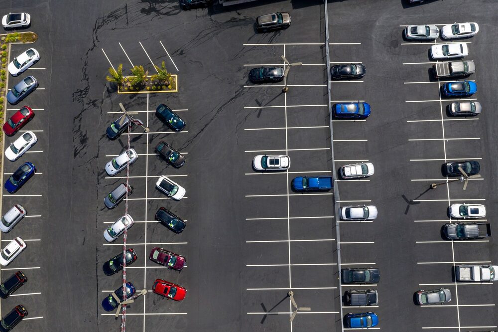Vehículos en un lote casi vacío en un concesionario de autos en Richmond, California, el 1 de julio. Vehículos en un lote casi vacío en un concesionario de autos en Richmond, California, el 1 de julio.