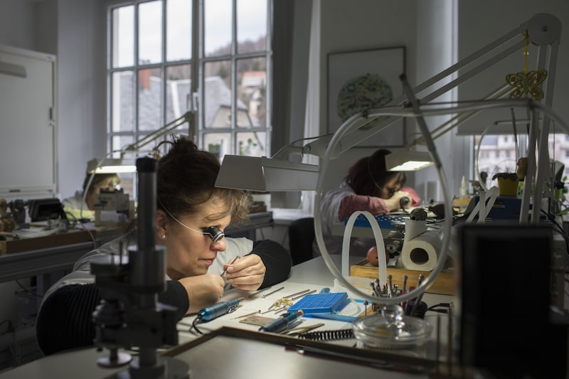 La localidad en la parte este de Alemania está derrotando a Suiza en la manufactura de relojes. La localidad en la parte este de Alemania está derrotando a Suiza en la manufactura de relojes.