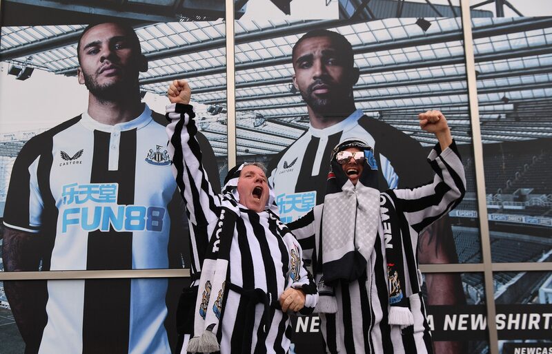 Aficionados del Newcastle United delante de imágenes de los jugadores Jamaal Lascelles y Callum Wilson antes del partido de la Premier League entre el Newcastle United y el Tottenham Hotspur en St. James Park el 17 de octubre de 2021 en Newcastle upon Tyne, Inglaterra. Aficionados del Newcastle United delante de imágenes de los jugadores Jamaal Lascelles y Callum Wilson antes del partido de la Premier League entre el Newcastle United y el Tottenham Hotspur en St. James Park el 17 de octubre de 2021 en Newcastle upon Tyne, Inglaterra.