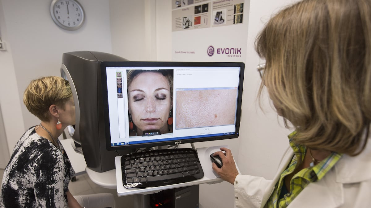 Bastante usado em consultórios dermatológicos e balcões de skincare de luxo, o sistema de imagem facial Visia exemplifica o tipo de diagnóstico tecnológico que inspira as soluções mais compactas em teste que podem ser adotadas pela RD Saúde em sua rede premium