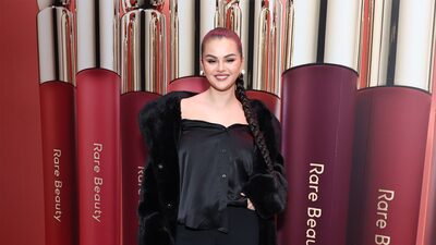 Selena Gomez negocia venda de sua marca de cosméticos por US$ 2 bilhões Selena Gomez negocia venda de sua marca de cosméticos por US$ 2 bilhões