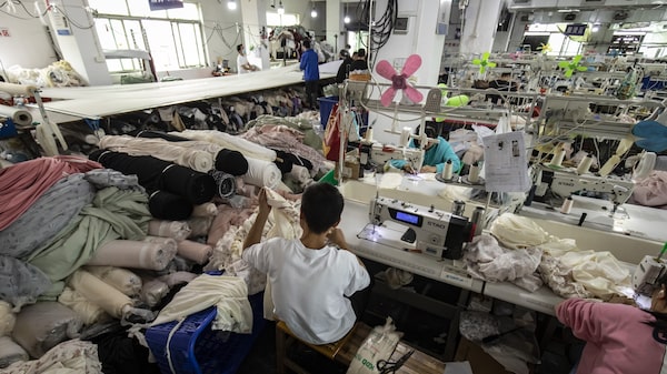 Fabricantes de ropa en China enfrentan un alza de costos por la volatilidad del petróleo Fabricantes de ropa en China enfrentan un alza de costos por la volatilidad del petróleo
