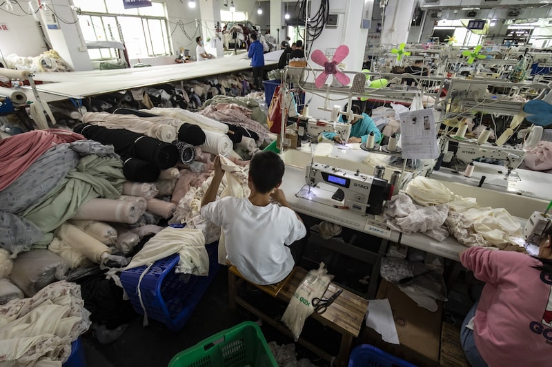 En la foto, trabajadores de una fábrica textil en Guangzhou, China. Fotógrafo: Qilai Shen/Bloomberg. En la foto, trabajadores de una fábrica textil en Guangzhou, China. Fotógrafo: Qilai Shen/Bloomberg.
