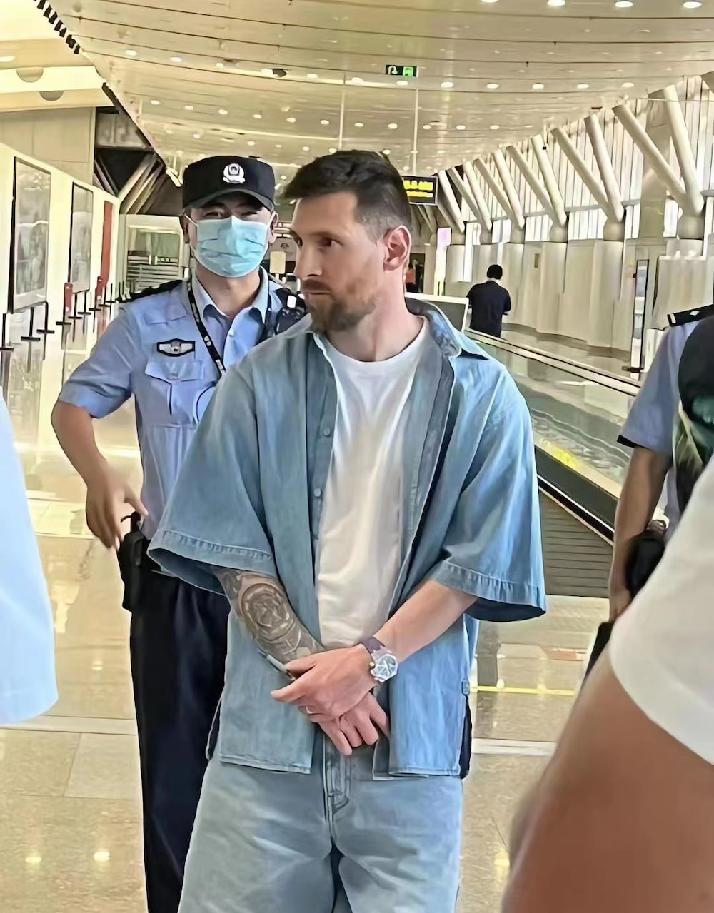 Lionel Messi fue detenido en el aeropuerto de Pekín.. Lionel Messi fue detenido en el aeropuerto de Pekín..