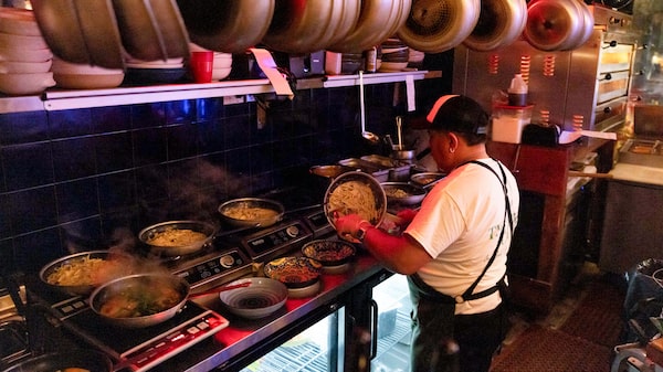 El sector de servicios en EE.UU. crece a un ritmo más rápido en nueve meses El sector de servicios en EE.UU. crece a un ritmo más rápido en nueve meses