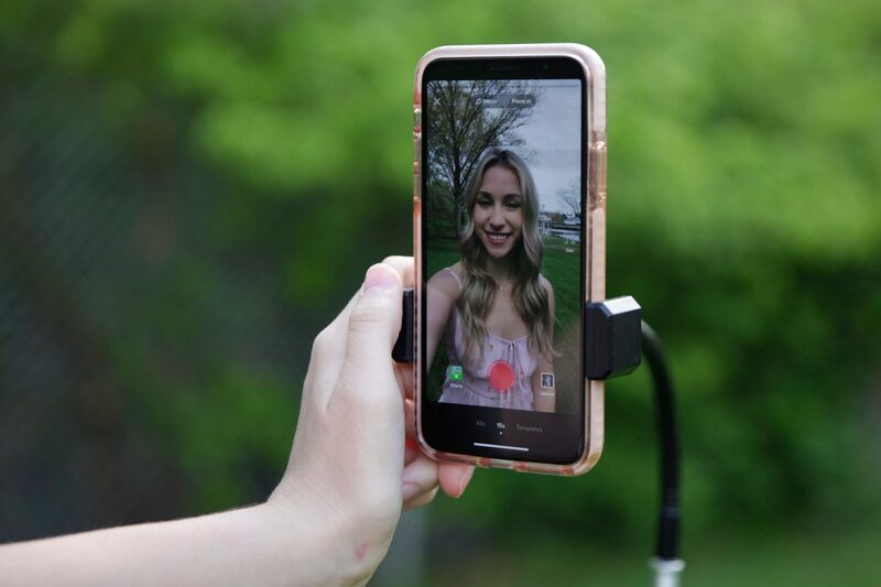 Katie Feeney, creadora de TikTok, se prepara para grabar. Katie Feeney, creadora de TikTok, se prepara para grabar.