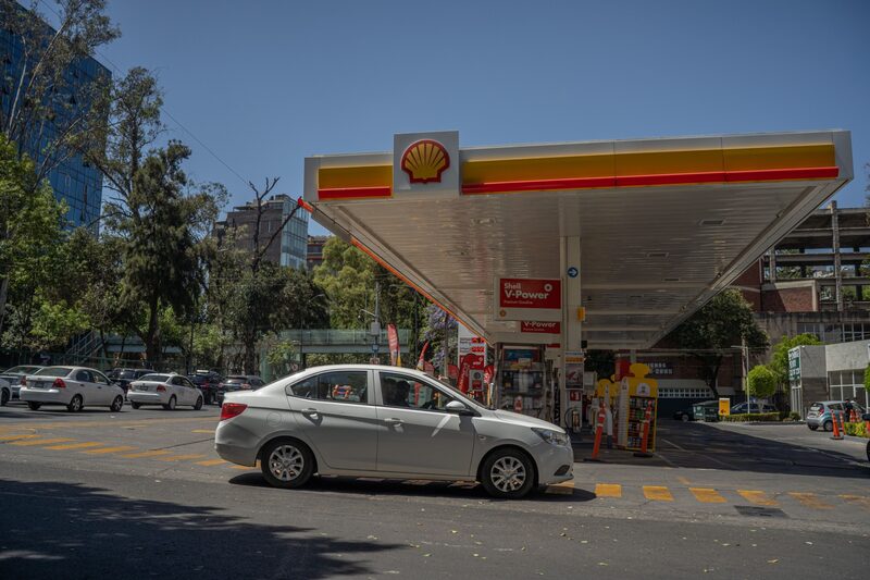 Una gasolinera de la marca Shell en la Ciudad de México, México. Una gasolinera de la marca Shell en la Ciudad de México, México.