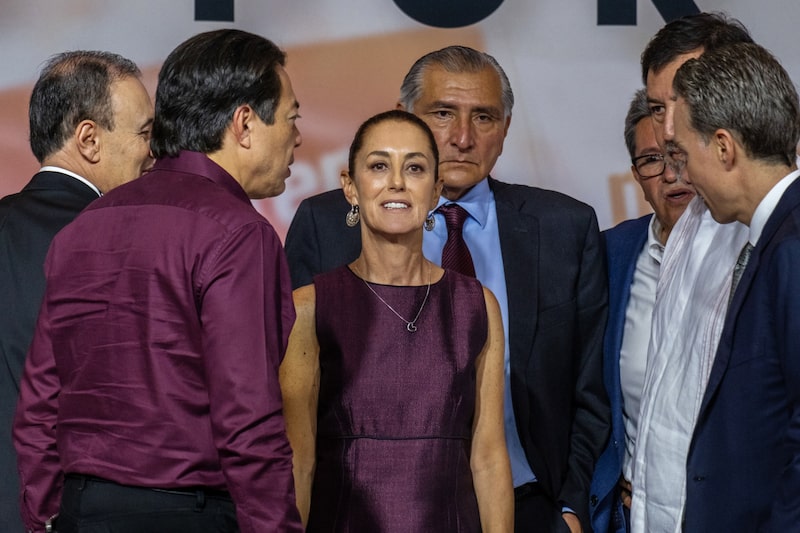 La presidenta de México, Claudia Sheinbaum, rodeada por líderes de Morena, como Ricardo Monreal, Gerardo Fernández Noroña (a la derecha) y Mario Delgado (a la izquierda), que ahora enfrentan críticas por sus recientes viajes al extranjero. La presidenta de México, Claudia Sheinbaum, rodeada por líderes de Morena, como Ricardo Monreal, Gerardo Fernández Noroña (a la derecha) y Mario Delgado (a la izquierda), que ahora enfrentan críticas por sus recientes viajes al extranjero.
