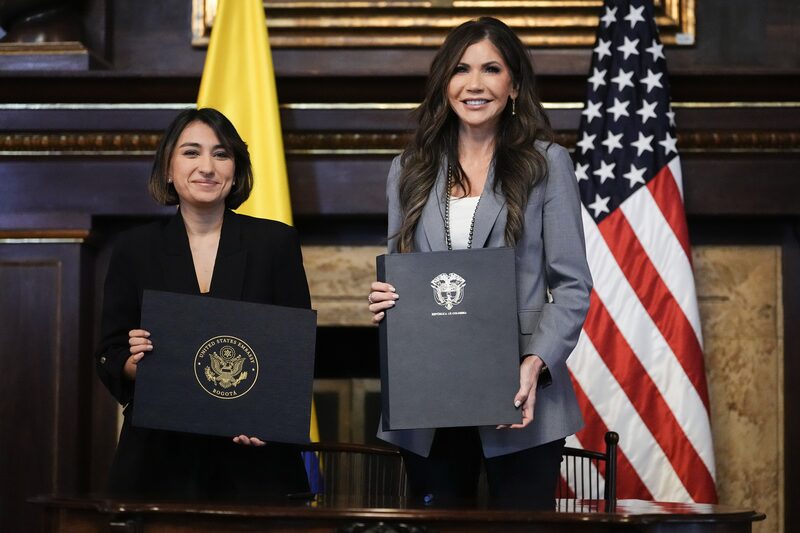 El Gobierno Petro instaló una mesa permanente con el sector privado para tomar medidas frente a la imposición de arancel de 10% a exportaciones colombianas. El Gobierno Petro instaló una mesa permanente con el sector privado para tomar medidas frente a la imposición de arancel de 10% a exportaciones colombianas.