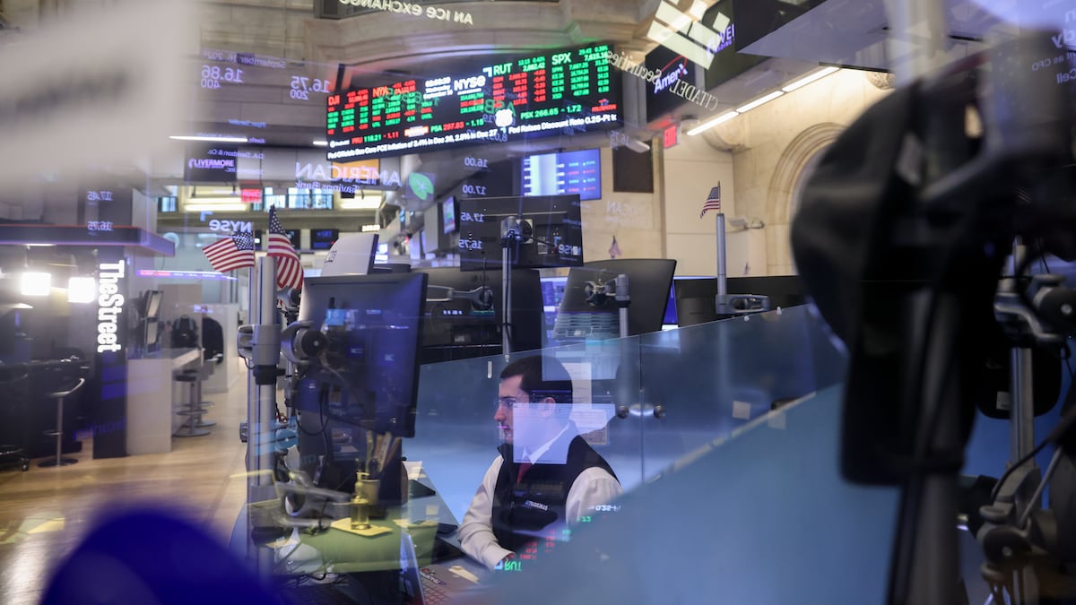 Un operador trabaja en el parqué de la Bolsa de Nueva York (NYSE) tras una reunión del Comité Federal de Mercado Abierto (FOMC) en Nueva York, Estados Unidos, el miércoles 16 de septiembre de 2026.