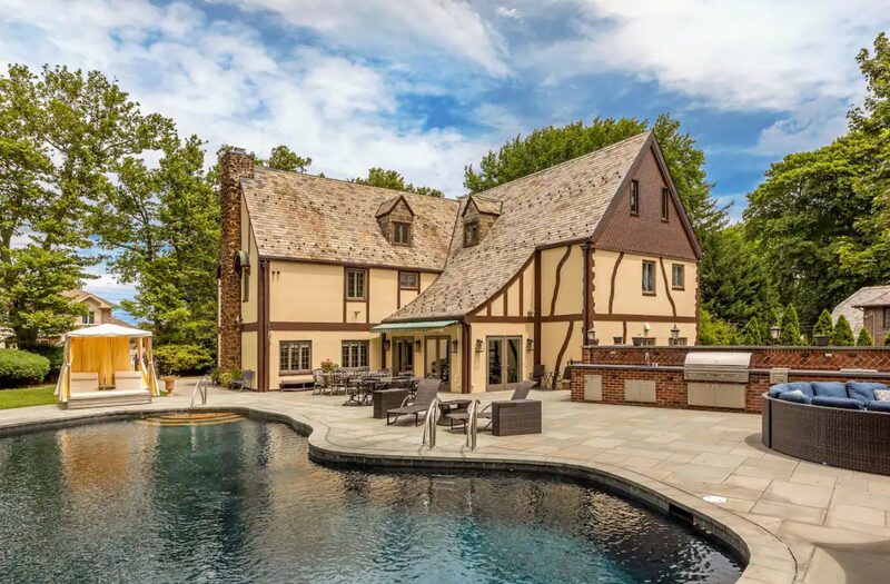 En la mansión se rodó la boda de la hija de Vito, Connie Corleone. En la mansión se rodó la boda de la hija de Vito, Connie Corleone.