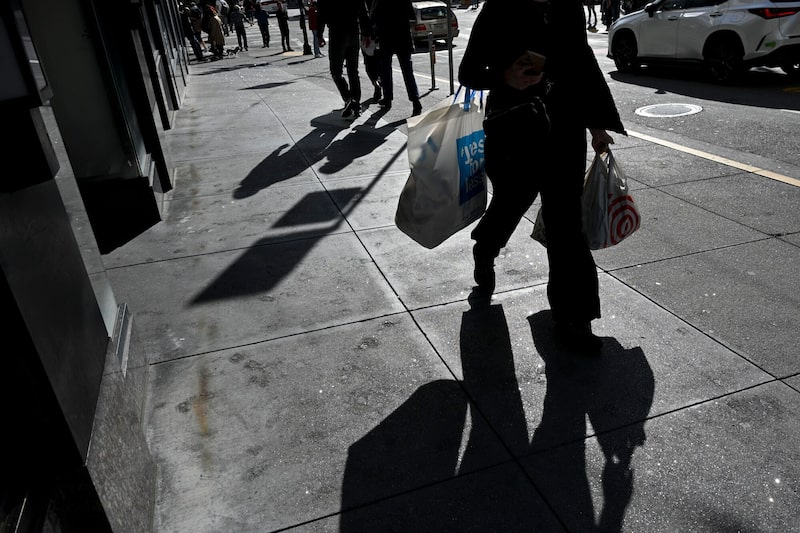 Unas perspectivas de ingresos más débiles probablemente mermaron los planes de vacaciones de los consumidores. Unas perspectivas de ingresos más débiles probablemente mermaron los planes de vacaciones de los consumidores.