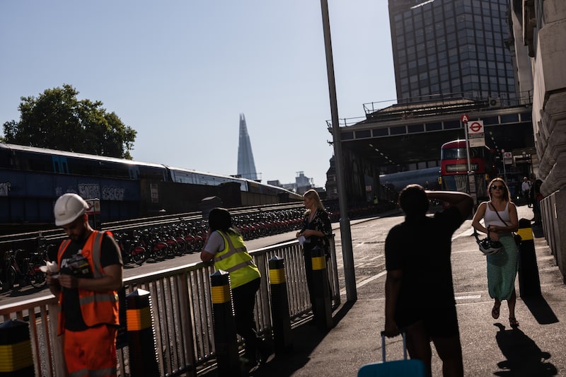 Existe una creciente presión para mejorar la conciencia pública sobre los riesgos a la salud humana poniendo nombres a las olas de calor, como se hace con los huracanes. Existe una creciente presión para mejorar la conciencia pública sobre los riesgos a la salud humana poniendo nombres a las olas de calor, como se hace con los huracanes.
