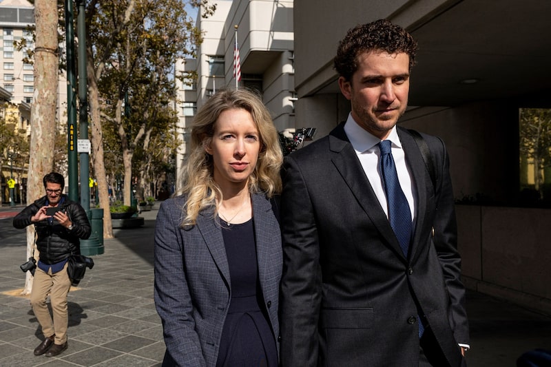 La fundadora de la startup de análisis de sangre alcanzó una valoración máxima de 9.000 millones de dólares antes de derrumbarse en ruinas en 2018 La fundadora de la startup de análisis de sangre alcanzó una valoración máxima de 9.000 millones de dólares antes de derrumbarse en ruinas en 2018