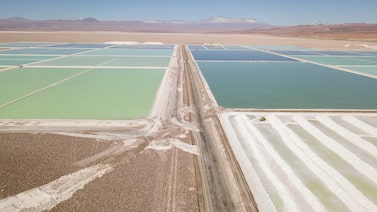 China absorbe el litio de América Latina, que carga con los costos y riesgos del extractivismo China absorbe el litio de América Latina, que carga con los costos y riesgos del extractivismo