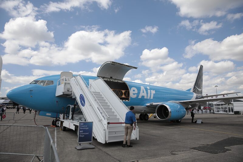 Un empleado acordona una escalera de acceso a un avión de carga Boeing Co. 737 Prime Air, operado por Amazon.com Inc. Un empleado acordona una escalera de acceso a un avión de carga Boeing Co. 737 Prime Air, operado por Amazon.com Inc.