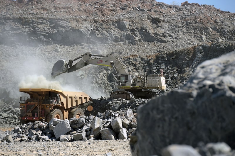 Lítio é um dos principais minerais das baterias de veículos com motores eletrificados Lítio é um dos principais minerais das baterias de veículos com motores eletrificados