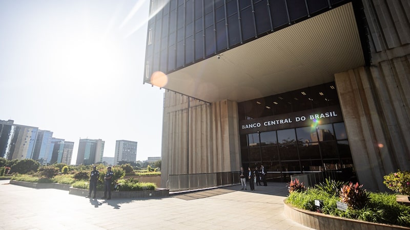 Ibovespa opera perto da estabilidade à espera de decisão do Copom; dólar sobe a R$ 5,20 Ibovespa opera perto da estabilidade à espera de decisão do Copom; dólar sobe a R$ 5,20