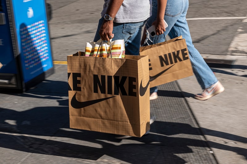 Compradores con bolsas de Nike en San Francisco. Fotógrafo: David Paul Morris/Bloomberg. Compradores con bolsas de Nike en San Francisco. Fotógrafo: David Paul Morris/Bloomberg.