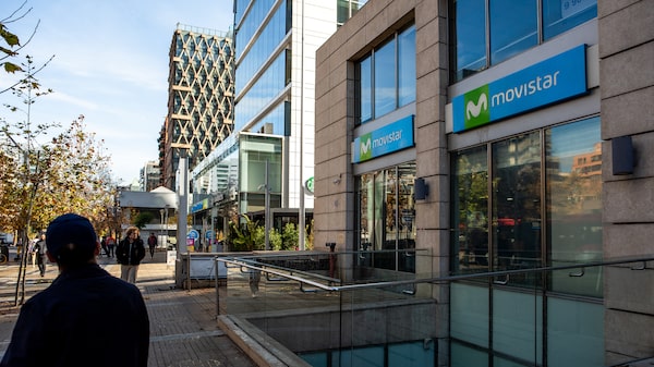 Telefónica venderá su filial en Chile a Millicom y al fondo de Xavier Niel Telefónica venderá su filial en Chile a Millicom y al fondo de Xavier Niel