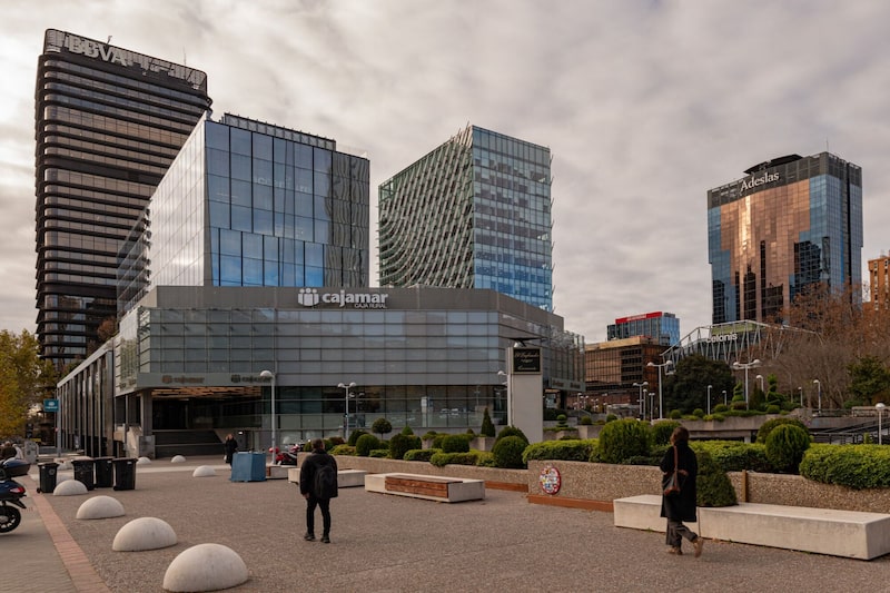 El edificio Torre BBVA, a la izquierda, en el distrito financiero de Azca, en Madrid. El edificio Torre BBVA, a la izquierda, en el distrito financiero de Azca, en Madrid.