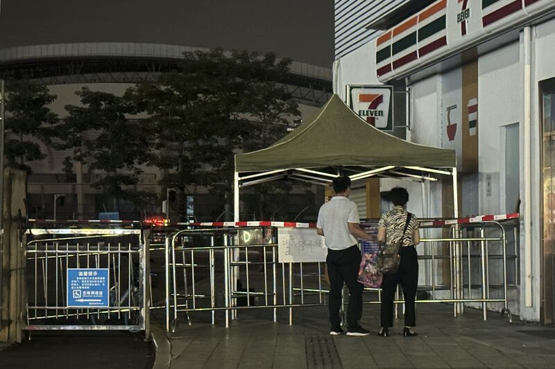 La policía atribuyó el atropello al descontento del agresor, de 62 años, por su acuerdo de divorcio, sugiriendo que existía una disputa por una propiedad. La policía atribuyó el atropello al descontento del agresor, de 62 años, por su acuerdo de divorcio, sugiriendo que existía una disputa por una propiedad.