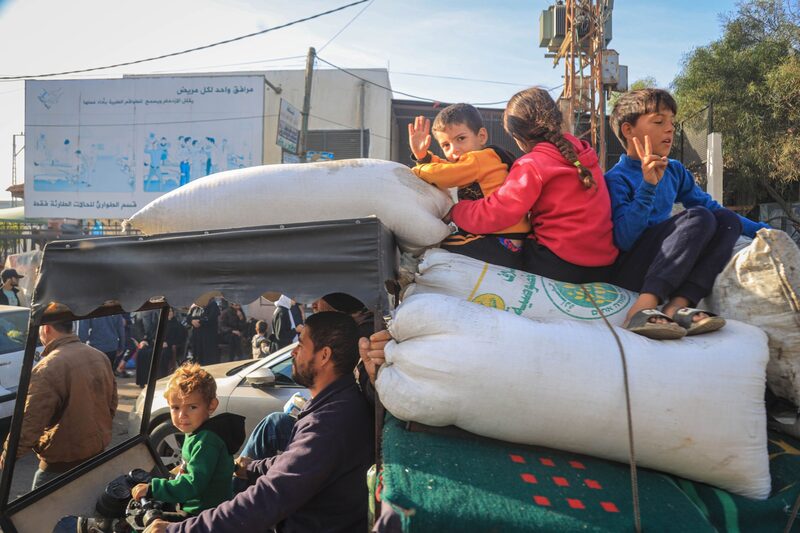 Una familia palestina desplazada se traslada al este de Khan Younis, sur de Gaza, el jueves 23 de noviembre de 2023. Fotógrafo: Ahmad Salem/Bloomberg Una familia palestina desplazada se traslada al este de Khan Younis, sur de Gaza, el jueves 23 de noviembre de 2023. Fotógrafo: Ahmad Salem/Bloomberg