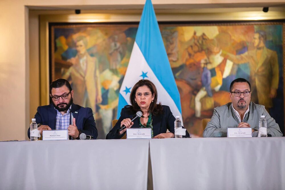 La secretaria de Finanzas, Rixi Moncada, acompañada del titular de la PGR, Manuel Díaz Galeas, y el secretario de Comunicaciones, Ivis Alvarado. La secretaria de Finanzas, Rixi Moncada, acompañada del titular de la PGR, Manuel Díaz Galeas, y el secretario de Comunicaciones, Ivis Alvarado.