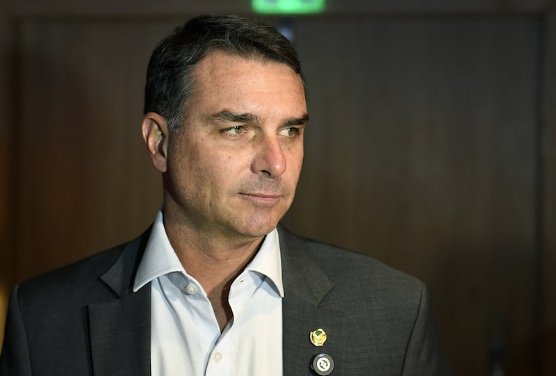 Flávio Bolsonaro supera a Lula y lidera una eventual segunda vuelta: AtlasIntel. Flávio Bolsonaro supera a Lula y lidera una eventual segunda vuelta: AtlasIntel.