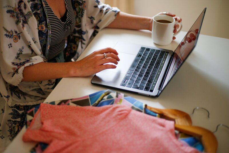 Mujer trabajando desde casa Mujer trabajando desde casa