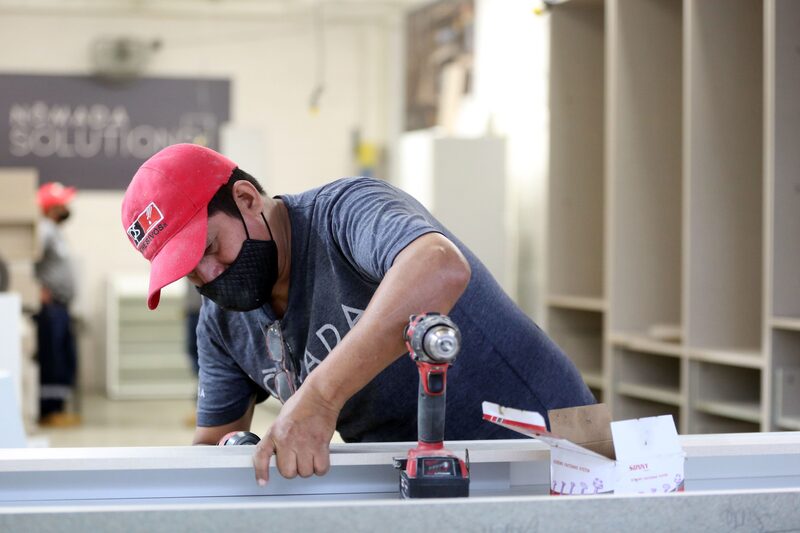 En el primer trimestre del año, del total de personas con empleo, el 53,5% pertenecía al sector informal, frente al 42,5% que se encontraba en el sector formal. En el primer trimestre del año, del total de personas con empleo, el 53,5% pertenecía al sector informal, frente al 42,5% que se encontraba en el sector formal.