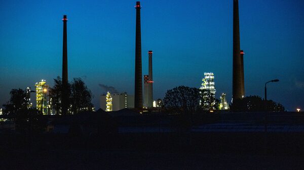 Petróleo fluctúa en medio de temores de recesión y nuevos cierres en China Petróleo fluctúa en medio de temores de recesión y nuevos cierres en China