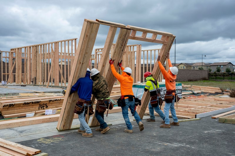 Según una iteración del plan, los inversores alquilarían las viviendas a inquilinos, cuyos pagos mensuales se contabilizarían, al cabo de tres años, como pago inicial si desearan comprar la casa. Según una iteración del plan, los inversores alquilarían las viviendas a inquilinos, cuyos pagos mensuales se contabilizarían, al cabo de tres años, como pago inicial si desearan comprar la casa.