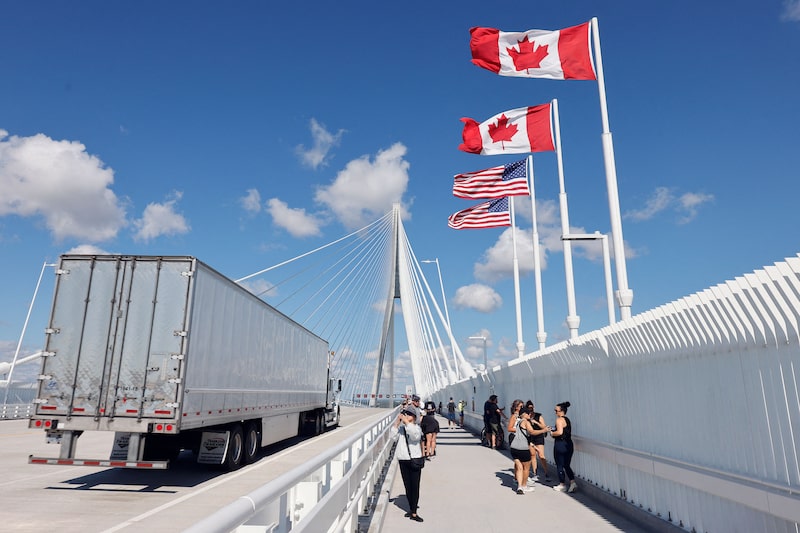 Caminhão cruza a ponte Gordie Howe, entre Windsor, no Canadá, e Detroit, nos EUA. O Canadá anunciou tarifas de retaliação de 15% a 50% sobre produtos americanos (Foto: EFF Kowalsky / AFP via Getty Images) Caminhão cruza a ponte Gordie Howe, entre Windsor, no Canadá, e Detroit, nos EUA. O Canadá anunciou tarifas de retaliação de 15% a 50% sobre produtos americanos (Foto: EFF Kowalsky / AFP via Getty Images)