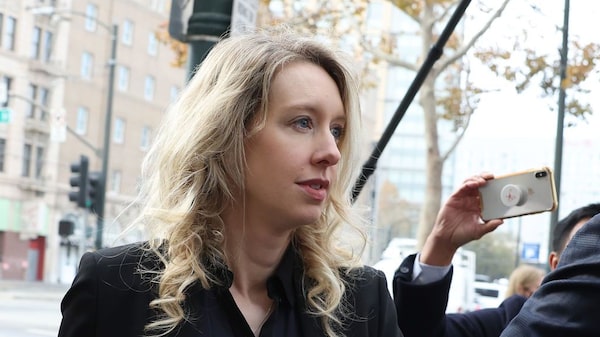 Elizabeth Holmes deveria estar presa, não gastando US$ 13 mil, dizem promotores Elizabeth Holmes deveria estar presa, não gastando US$ 13 mil, dizem promotores