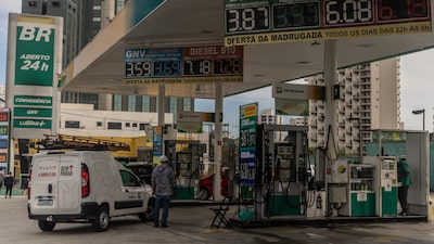 Governo prorroga medidas para limitar aumento do preço dos combustíveis por dois meses Governo prorroga medidas para limitar aumento do preço dos combustíveis por dois meses