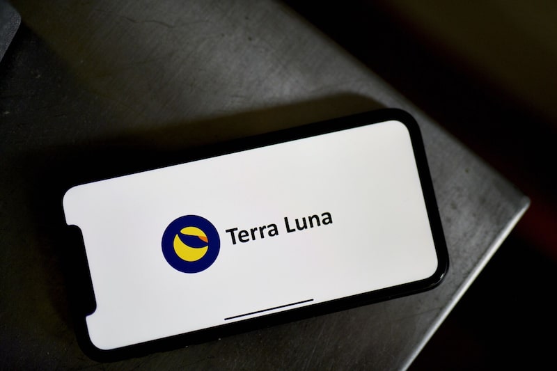 El logotipo de la moneda estable Terra Luna en un teléfono inteligente dispuesto en el distrito de Brooklyn, Nueva York, EE. UU., el lunes 16 de mayo de 2022. El logotipo de la moneda estable Terra Luna en un teléfono inteligente dispuesto en el distrito de Brooklyn, Nueva York, EE. UU., el lunes 16 de mayo de 2022.