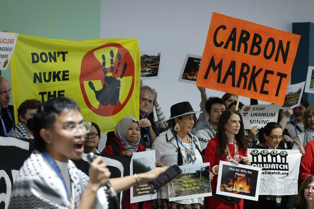 Activistas protestan contra los mercados de carbono en el cuarto día de la Conferencia sobre el Clima COP29 en Bakú.Fotógrafo: Sean Gallup/Getty Images Europe Activistas protestan contra los mercados de carbono en el cuarto día de la Conferencia sobre el Clima COP29 en Bakú.Fotógrafo: Sean Gallup/Getty Images Europe
