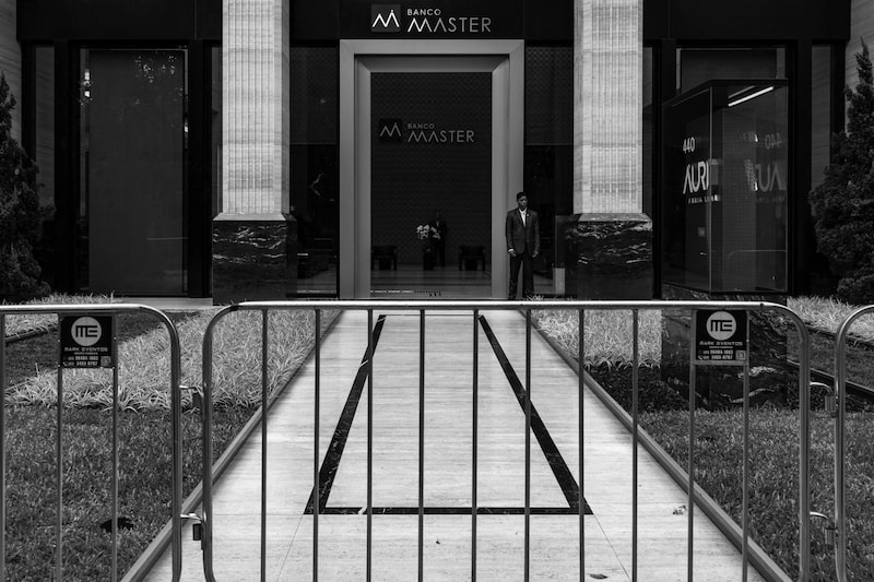 Barricadas frente a la sede del Banco Master en São Paulo, tras la detención de Daniel Vorcaro en noviembre de 2025.
Fotógrafo: Victor Moriyama/Bloomberg Barricadas frente a la sede del Banco Master en São Paulo, tras la detención de Daniel Vorcaro en noviembre de 2025.
Fotógrafo: Victor Moriyama/Bloomberg