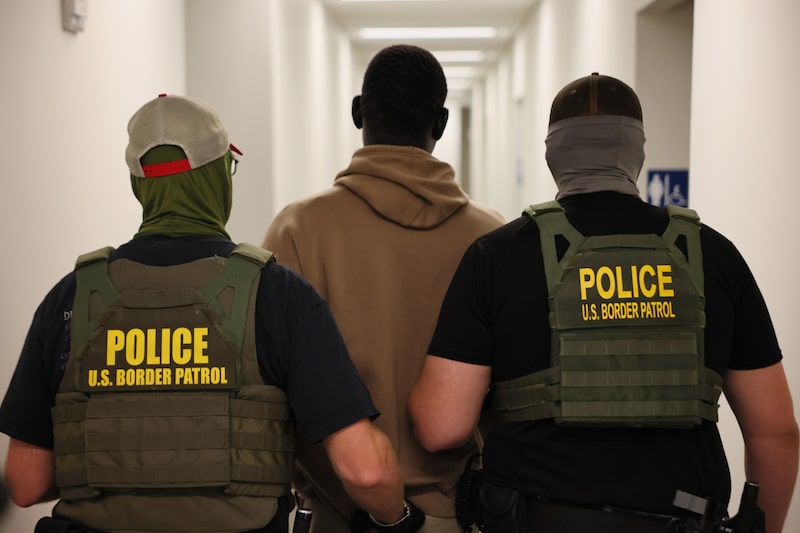 Agentes federales detienen a hombre tras audiencia. Foto: Michael M. Santiago/Getty Images Agentes federales detienen a hombre tras audiencia. Foto: Michael M. Santiago/Getty Images