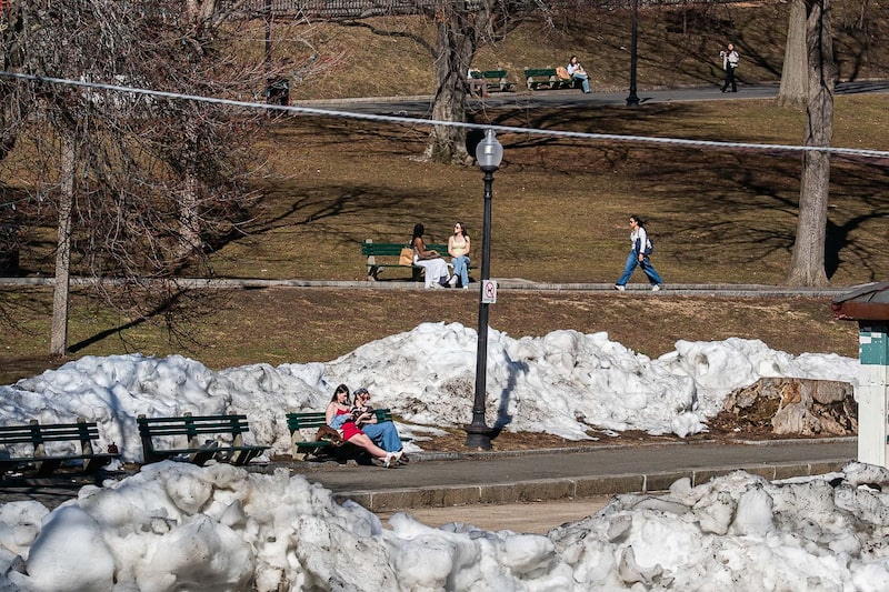 Aún quedan montones de nieve mientras la gente se relaja y pasea durante el día más cálido de la primavera hasta el momento en Boston Common, el 9 de marzo de 2026. Aún quedan montones de nieve mientras la gente se relaja y pasea durante el día más cálido de la primavera hasta el momento en Boston Common, el 9 de marzo de 2026.