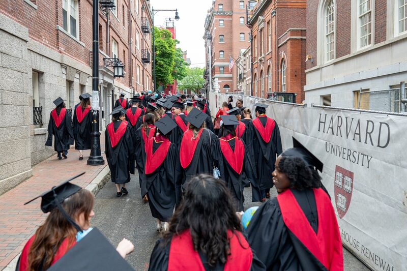 Para recuperar el permiso, Harvard dispuso de 72 horas para proporcionar seis categorías de información sobre los estudiantes extranjeros que se remontaban a cinco años atrás. Para recuperar el permiso, Harvard dispuso de 72 horas para proporcionar seis categorías de información sobre los estudiantes extranjeros que se remontaban a cinco años atrás.